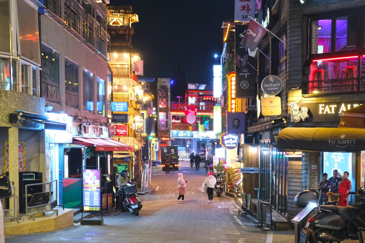 Seoul city scenes — Yeouido, Hanok villages, and the Han River